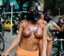 Bodypainting sur des femmes topless qui font du velo avec des masques a gaz ?