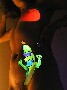 Body painting fluorescent : elle s est fait dessiner une banane fluorescente sur la hanche