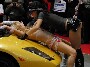 Body painting au salon de l auto avec une brune et une blonde sur le capot d une voiture