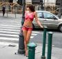 Body art : une belle brune se ballade en pleine rue a poil ou presque :p