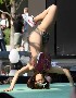 Une breakdanceuse asiatique en mini short offre du beau spectable :p