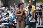 Une belle brune dans la rue avec un jean completement troue et un petit bikini noir en dessous