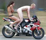 Couple de motard nu : on se demande pour quelle raison la fille se cache les yeux ? lol