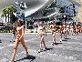 Defile de top model en bikini sur un passage pieton