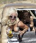 Un road trip alcoolise pour cette blonde qui laisse echapper un de ses seins de la voiture