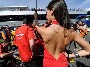 Le dos nus d une belle brune en robe rouge echancree sur la grille de depart d un grand prix