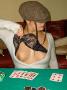 Strip poker : une joueuse de poker perd avec deux paires et montre sa paire de seins ! :)
