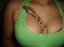 Un serpent bien au chaud entre les nichons de sa maitresse :p
