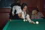 Elle doit etre genee avec ses gros seins pour jouer au billard