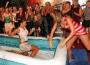 Catch feminin et concours de t shirt mouille en meme temps dans une piscine gonflable :)
