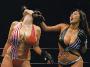 Boxe feminine : deux boxeuses a forte poitrine se battent sur un ring de boxe