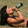 Fille bourree topless : une fille completement dechiree a la biere enleve le haut ! :p