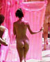 Un rassemblement sympathique de femmes nues avec leurs matelas gonflables roses