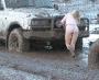 Elle pousse sa voiture dans la boue en string