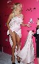 Meme avec une longue robe Pamela Anderson arrive a se foutre a poil