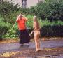 Une personne outree de croiser une femme completement nue dans la rue