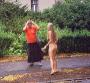 Une personne outree de croiser une femme completement nue dans la rue