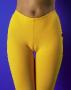Le beau camel toe en gros plan d une fille en pantalon jaune