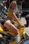 Sexy mini bikeuse en culotte et debardeur jaune assorti a la moto