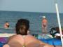 Une vue imprenable sur la mer et sur le string de madame qui lui rentre dans les fesses