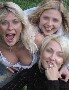 Nipple slip : belle vue plongeante sur le decollete d une belle blonde qui pose avec ses copines