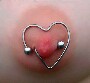 Piercing de teton : plutot mignon ce petit coeur en piercing sur le teton ! ;)