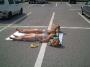 Plutot etrange ces deux filles en bikini qui font bronzette sur un parking
