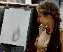 Un peintre de rue qui a commence le portrait de cette demoiselle par la partie la plus interessante