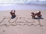 Deux belles coquines blondes s amusent a ecrire des mots coquins dans le sable ...
