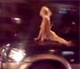 Une blonde russe topless fait le grand ecart sur le capot d une voiture en roulant !