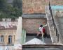 Ils envoient en l air sur leur balcon, les voisins en profitent