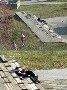 Une petite coquine fait une gaterie a son copain dans un parc public