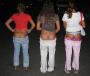 Trois filles sans complexes montrent leurs fesses dans la rue !