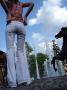 Une fille dans une fontaine avec le string apparent sous son pantalon mouille