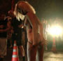 Une belle blonde fait un strip tease pour donner le depart d une course de rue illegale !