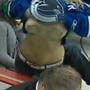 Une vraie fan de hockey sur glace supporte un des joueurs en prison en lui montrant ses seins