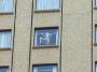 Une voisine tres peu pudique, les seins colles a la vitre de son appartement :p