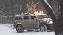 Viree entre copines : trois filles a poil qui s eclatent sous la neige sur le toit d un Hummer