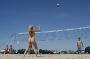 Volleyeuse nue : une petite blonde fait une partie de beach volley nue sur la plage