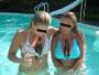 Deux filles en bikini dans une piscine avec une biere entre les seins