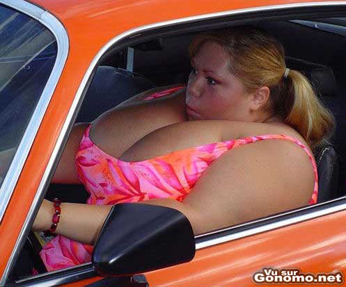 Pas besoin d airbag pour cette demoiselle qui est deja bien fournie