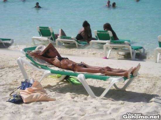 La maigreur d une femme en bikini sur la plage fait peur ! :s