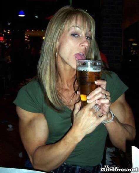 Une femme qui essaye d etre sexy au bar ! :s