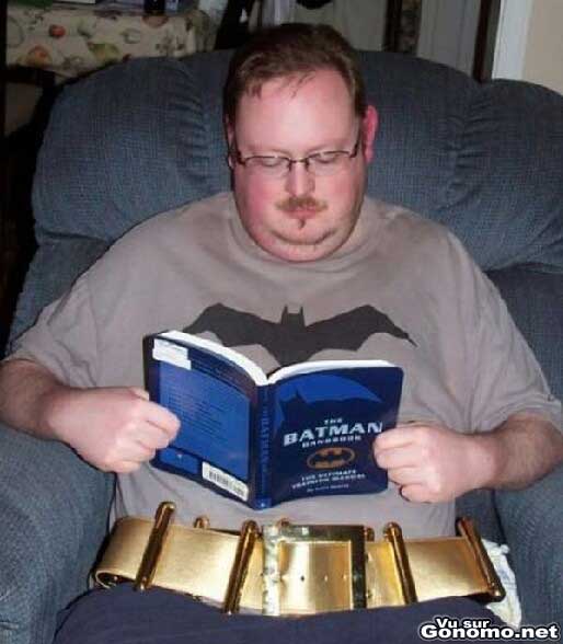 Un fan de Batman en tenue pour lire son roman prefere :p