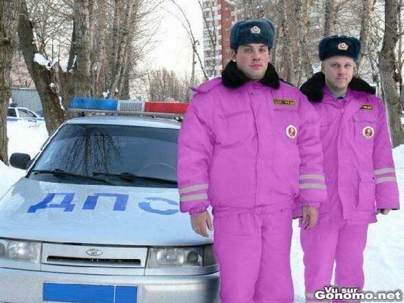 Des policiers surement tres contents de recevoir leurs nouveaux uniformes roses