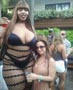 Femme XXL : une femme au corps immense a cote d une femme de taille normale. Quel morceau !