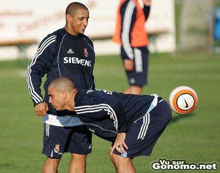 Joli amorti de la fesse droite de ronaldo football