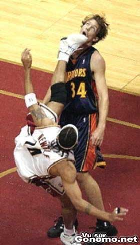 Basket acrobatique : ce joueur se prend un coup de pied circulaire dans le visage