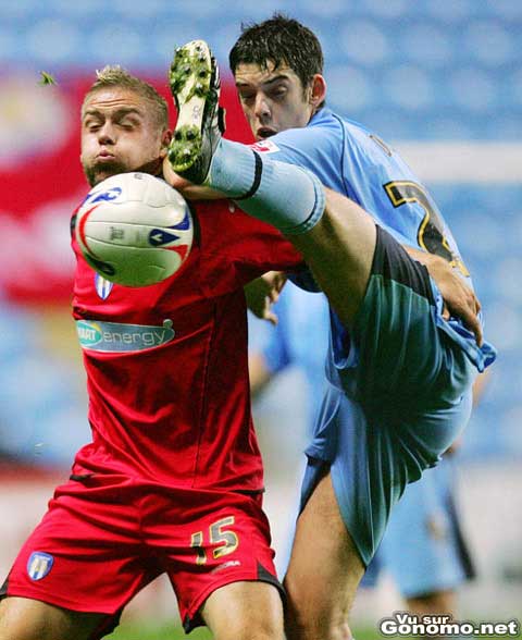 Football acrobatique, presque pas faute !