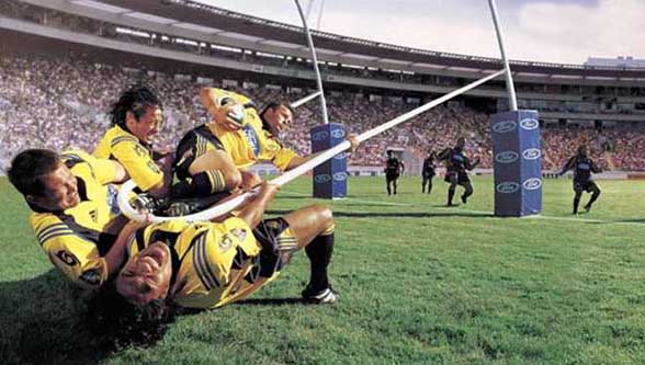 Rugby Fun : il va se faire catapulter de l autre cote du terrain pour marquer un essai !